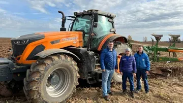 Официальный дилер Ensign, компания ТМС, успешно реализовала в РФ первый гибридный трактор YX3504-8HEV